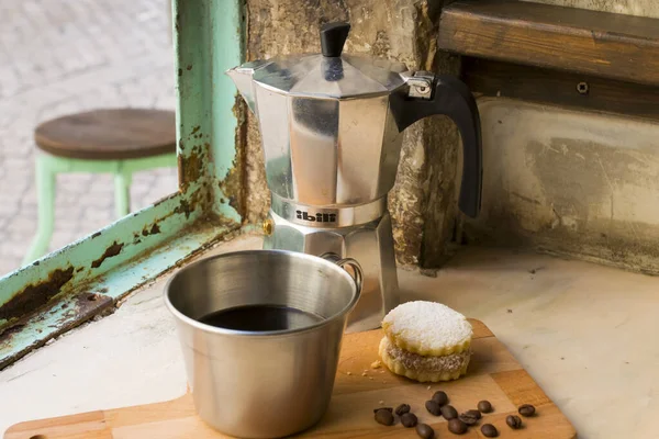 Italienischer Schwarzer Kaffee Einer Tasse Mit Kaffeebohnen Und Einem Handgemachten — Stockfoto