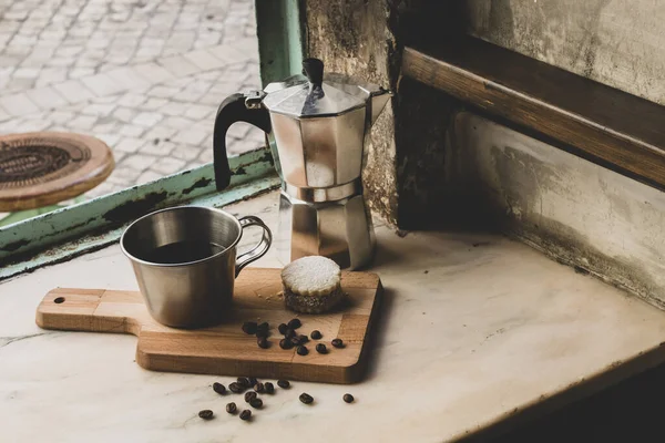 Итальянский Черный Кофе Чашке Кофейными Зернами Печенье Ручной Работы Сахаром — стоковое фото