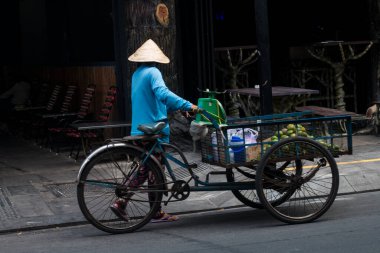 Ho Chi Minh City, Vietnam: 02 / 06 / 2020: sayısız otel, bar ve dükkan levhası olan ana caddenin renkli perspektifi, insan ve motosikletle dolu. Şehir merkezindeki günlük yaşamları boyunca bazı insanlara, işçilere yakın olmak..