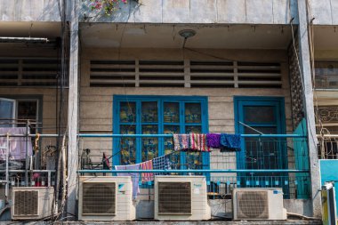 Ho Chi Minh City, Vietnam: 02 / 06 / 2020: sayısız otel, bar ve dükkan levhası olan ana caddenin renkli perspektifi, insan ve motosikletle dolu. Bu renkli bina ve pencerelerden birini kapat.