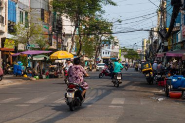 Ho Chi Minh City, Vietnam: 02 / 06 / 2020: sayısız otel, bar ve dükkan tabelasıyla dolu ana caddenin renkli perspektifi, insan ve motosikletle dolu