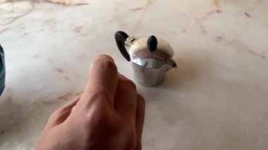 Sabah kahvesini hazırlayan küçük bir kahve makinesinin görüntüsü. Mutfaktaki ocağın üstündeki makinenin görüntüsü. Geleneksel İtalyan kahvaltısı