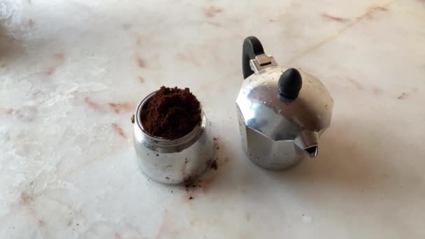 Widok Mały Ekspres Kawy Włoski Mocha Przygotowujący Poranną Kawę Nagranie — Wideo stockowe