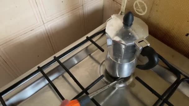 Vista Una Pequeña Cafetera Mocha Italiana Preparando Café Mañana Imágenes — Vídeo de stock