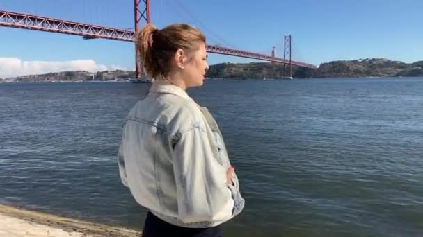 Schöne Luftaufnahme Der Hängebrücke Vom April Lissabon Portugal Erstaunliche Drohnenaufnahmen — Stockvideo