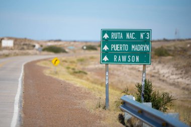 Arjantin 'in Puerto Madryn kentindeki Valdes bölgesinin kuzey Patagonya bölgesindeki boş sokak ve çöle güzel bir örnek. Güney Amerika 'da tipik bir patagonya çiftliği ve çiftlik hayatı.