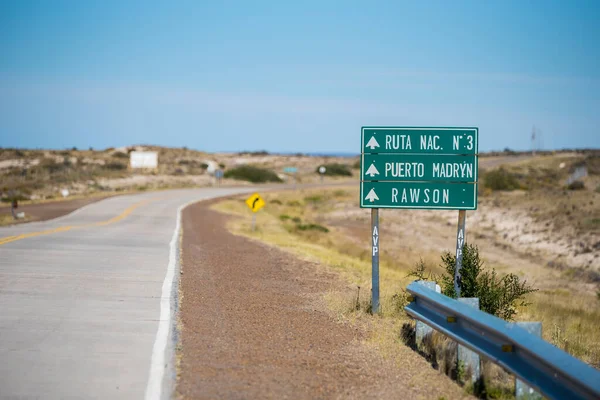 Arjantin 'in Puerto Madryn kentindeki Valdes bölgesinin kuzey Patagonya bölgesindeki boş sokak ve çöle güzel bir örnek. Güney Amerika 'da tipik bir patagonya çiftliği ve çiftlik hayatı.