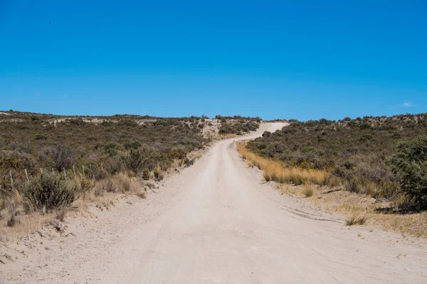 Arjantin 'in Puerto Madryn kentindeki Valdes bölgesinin kuzey Patagonya bölgesindeki boş sokak ve çöle güzel bir örnek. Güney Amerika 'da tipik bir patagonya çiftliği ve çiftlik hayatı.