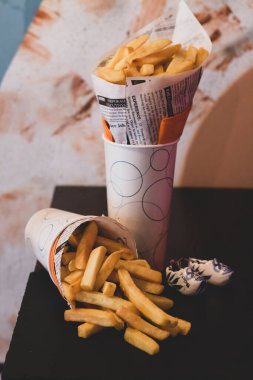 Duble taze patates kızartması, bol yağda kızartılmış ev yapımı patates cipsi. Tipik Alman kızartması..