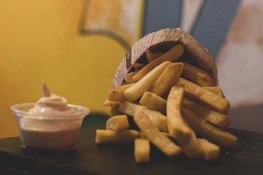 Soslu patates kızartması, ev yapımı fırında patates cipsi ve taze mayonez.