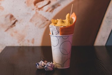 Hollanda patates kızartması, büyük porsiyon ev yapımı fırında patates cipsi ve geleneksel baharatlı Hollanda sosu.