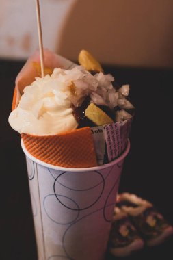 Ketçap sosu ve patates kızartması, ev yapımı kızarmış patates cipsi, çıtır soğanlı ve lezzetli domates soslu yakın çekim.