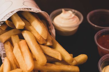 Birkaç lezzetli soslu patates kızartması, birkaç lezzetli soslu ev yapımı fırında patates cipsi. Ketçap, hardal, mayonez, baharat.