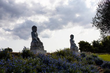 Bacalha Buddha Cenneti 'nde Buda heykeli, Asya tarzı bahçe, Quinta dos Loridos, bombardıman, Portekiz, 10 Eylül 2020.