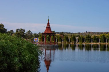 Bacalha Buddha Cenneti 'nde Buda heykeli, Asya tarzı bahçe, Quinta dos Loridos, bombardıman, Portekiz, 10 Eylül 2020.