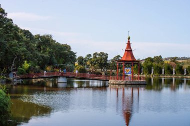 Bacalha Buddha Cenneti 'nde Buda heykeli, Asya tarzı bahçe, Quinta dos Loridos, bombardıman, Portekiz, 10 Eylül 2020.