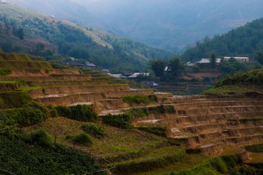 Vietnam manzarası pirinç tarlası, nehir, dağ ve alçak bulutlar sabahın erken saatlerinde Trung Khanh, Cao Bang, Vietnam 'da.
