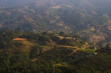 Vietnam manzarası pirinç tarlası, nehir, dağ ve alçak bulutlar sabahın erken saatlerinde Trung Khanh, Cao Bang, Vietnam 'da.