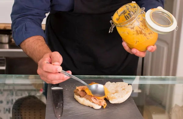 Top View Close Van Spaanse Mannelijke Handen Snijden Het Maken — Stockfoto