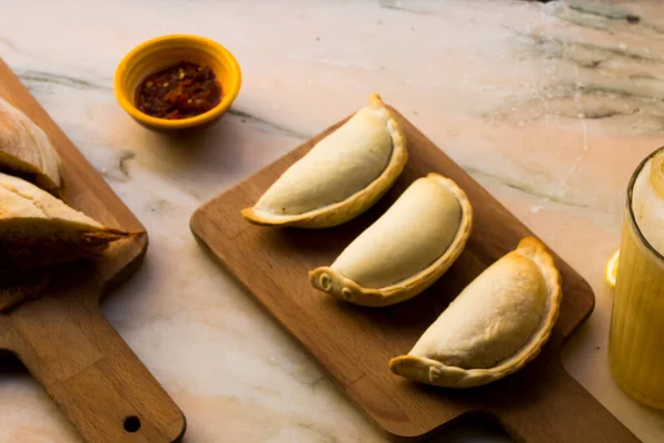 Traditionell Gebackene Argentinische Empanadas Pikantes Gebäck Mit Fleisch Und Eine — Stockfoto