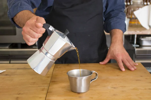 Männlicher Barista Bereitet Frischen Espresso Der Kaffeemaschine Für Kunden Einem — Stockfoto
