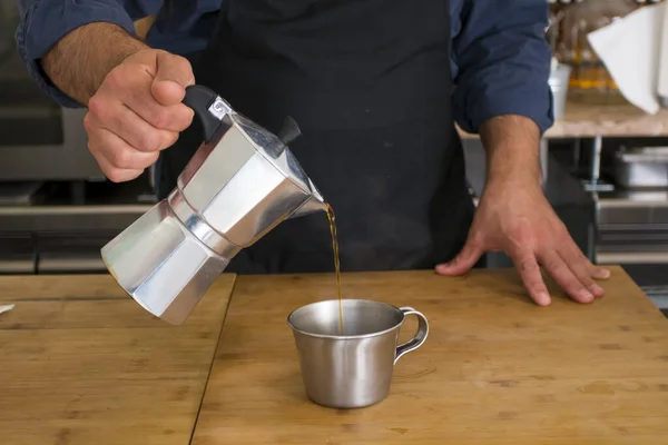 Αρσενικό Barista Προετοιμασία Φρέσκο Espresso Στην Καφετιέρα Για Τον Πελάτη — Φωτογραφία Αρχείου