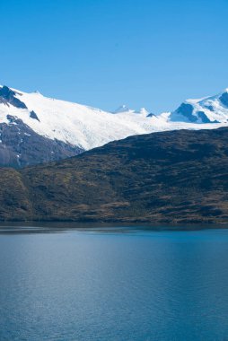 Şili 'nin güney kıyısında Horn Burnu enlemlerinden fiyort benzeri kanallar mevcuttur..