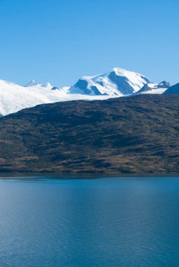 Şili 'nin güney kıyısında Horn Burnu enlemlerinden fiyort benzeri kanallar mevcuttur..