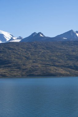 Şili 'nin güney kıyısında Horn Burnu enlemlerinden fiyort benzeri kanallar mevcuttur..