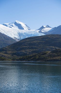 Şili 'nin güney kıyısında Horn Burnu enlemlerinden fiyort benzeri kanallar mevcuttur..