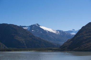 Şili 'nin güney kıyısında Horn Burnu enlemlerinden fiyort benzeri kanallar mevcuttur..