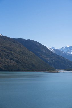 Şili 'nin güney kıyısında Horn Burnu enlemlerinden fiyort benzeri kanallar mevcuttur..