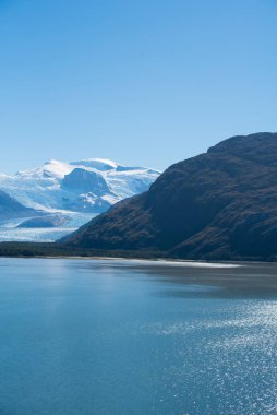 Şili 'nin güney kıyısında Horn Burnu enlemlerinden fiyort benzeri kanallar mevcuttur..