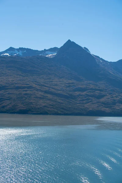 智利南部海岸有大量的峡湾和类似峡湾的海峡来自合恩角的纬度 — 图库照片