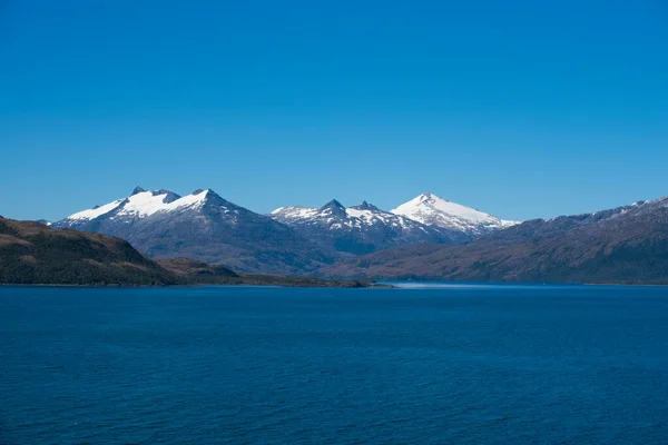 智利南部海岸有大量的峡湾和类似峡湾的海峡来自合恩角的纬度 — 图库照片