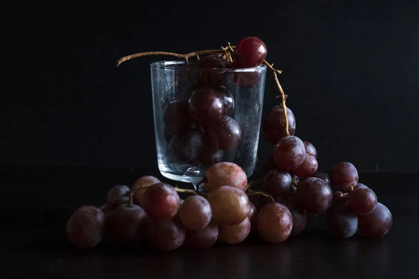 Red Grapes Large Bunch Fruits Fresh Tasty Simple Food Dark — 图库照片