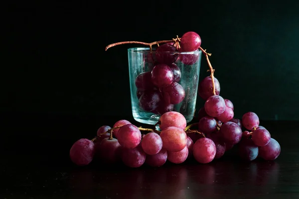 Red Grapes Large Bunch Fruits Fresh Tasty Simple Food Dark — 图库照片