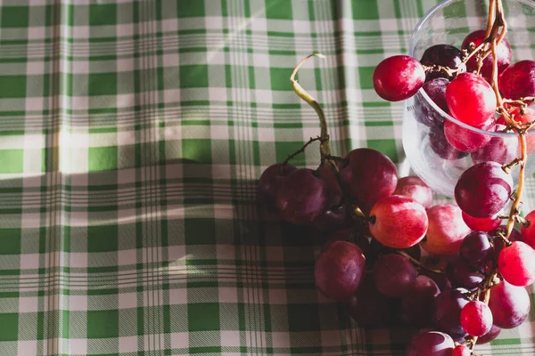 Красный Виноград Большой Букет Фруктов Свежие Вкусные Простые Продукты Питания — стоковое фото