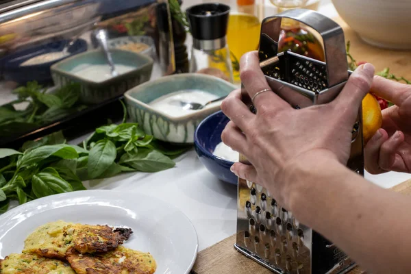 Joven Encantadora Mujer Sueca Cocinando Casa Cocina Preparando Comida Mediterránea —  Fotos de Stock