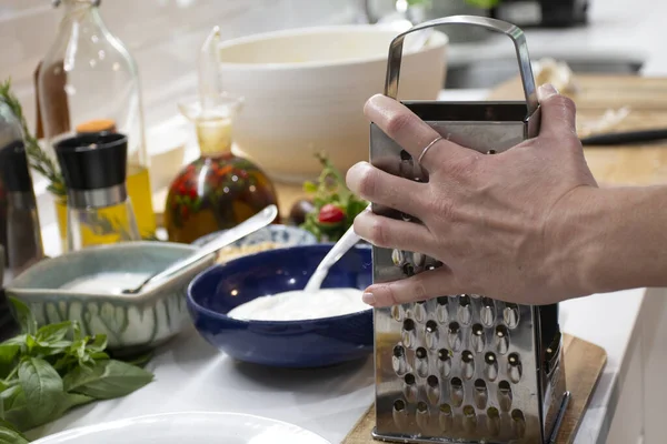 Joven Encantadora Mujer Sueca Cocinando Casa Cocina Preparando Comida Mediterránea —  Fotos de Stock