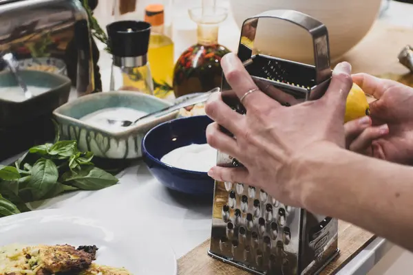 Jonge Charmante Zweedse Vrouw Kookt Thuis Haar Keuken Bereidt Gezond — Stockfoto