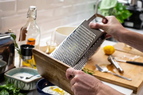 Jonge Charmante Zweedse Vrouw Kookt Thuis Haar Keuken Bereidt Gezond — Stockfoto