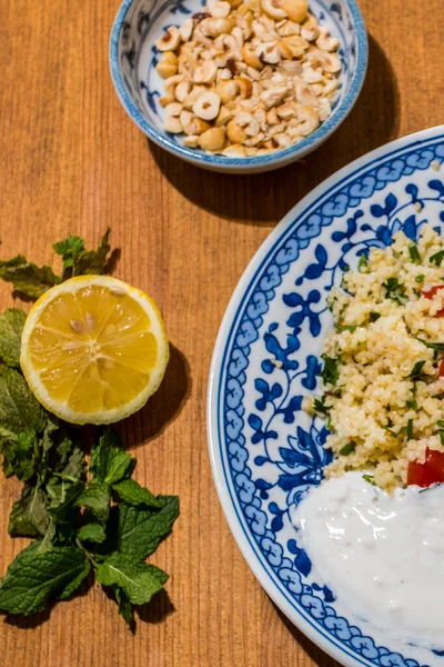 Gesunder Teller Mit Frittierten Gemüsefrikadellen Und Joghurtsoße Mediterrane Küche Mit — Stockfoto