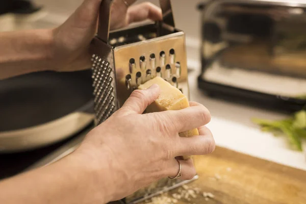 Vista Cerca Mano Mujer Rallando Queso Una Tabla Cortar Una —  Fotos de Stock