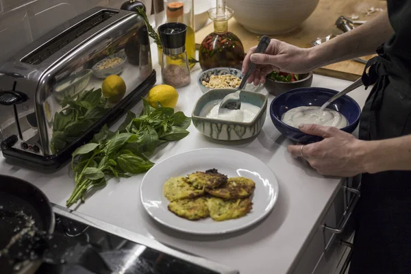 Jonge Charmante Zweedse Vrouw Kookt Thuis Haar Keuken Bereidt Gezond — Stockfoto