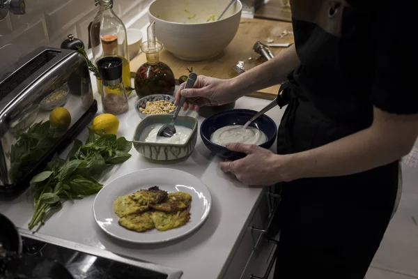 Jonge Charmante Zweedse Vrouw Kookt Thuis Haar Keuken Bereidt Gezond — Stockfoto
