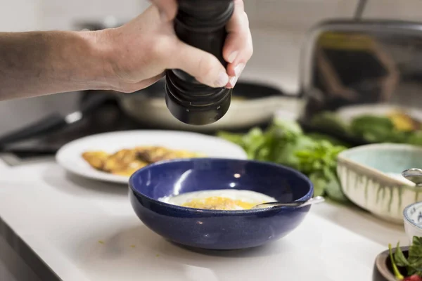 Close Van Hand Van Vrouw Garnering Vers Vegetarisch Voedsel Met — Stockfoto