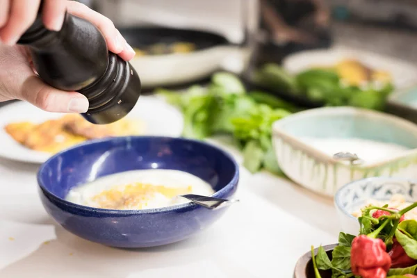 Primer Plano Mano Mujer Que Adorna Comida Vegetariana Fresca Con —  Fotos de Stock