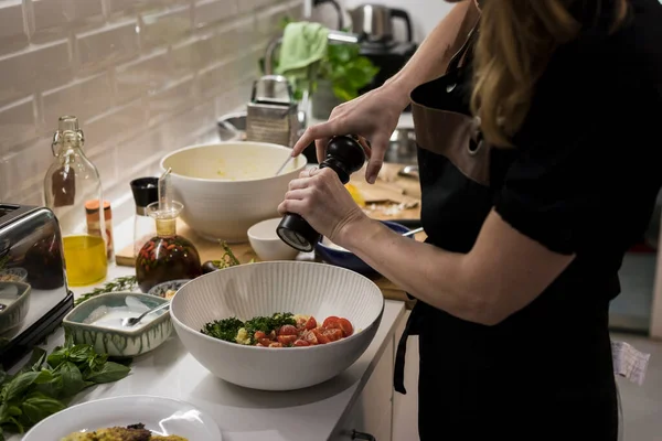 Joven Encantadora Mujer Sueca Cocinando Casa Cocina Preparando Comida Mediterránea —  Fotos de Stock