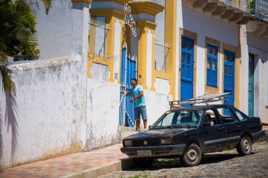 Olinda / Brazil: 09 / 02 / 2018: 15 Aralık 2013 'te Brezilya' nın Recife kenti yakınlarındaki Olinda caddelerindeki renkli ev cepheleri. Tarihi Olinda kasabası, dünya mirası olan UNESCO tarafından kabul ediliyor..
